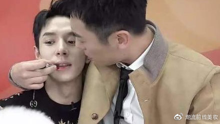 火狐电竞平台:
让我们说悄悄话 说到沙哑——“芒果广告公司”的这波文案太暖了(图1) 火狐电竞