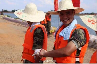 “火狐电竞官网”感受外洋剃头店门头招牌设计的魅力(图2) 火狐电竞平台